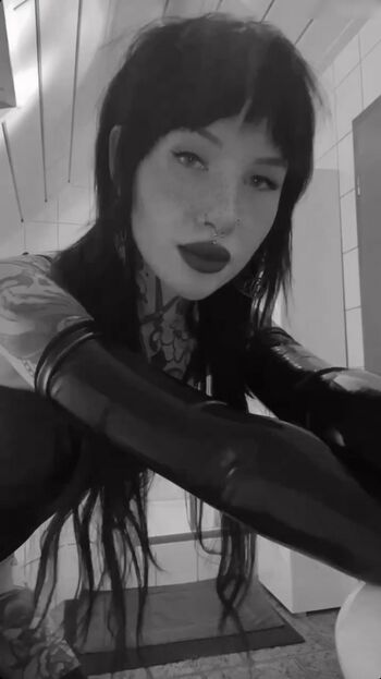 Alina Benson/Alinabnsn