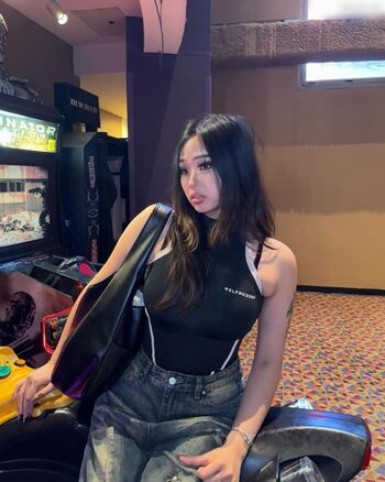 Annie Zheng (@cellow111)