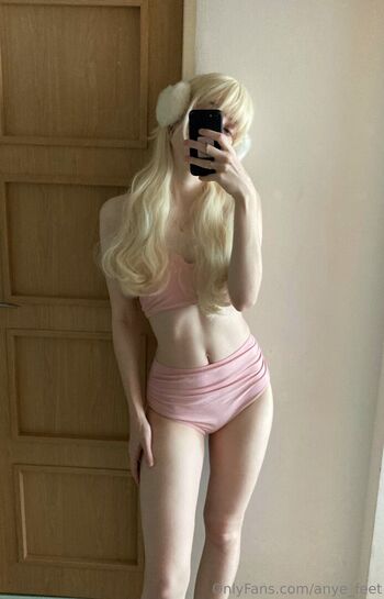 anye_feet