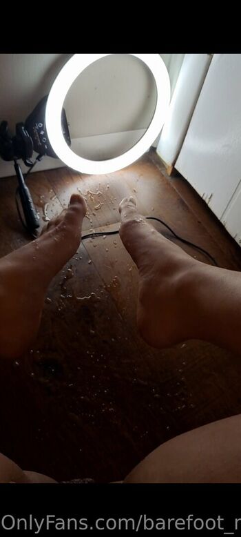 barefoot_mel