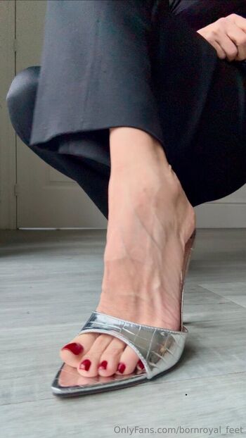 bornroyal_feet