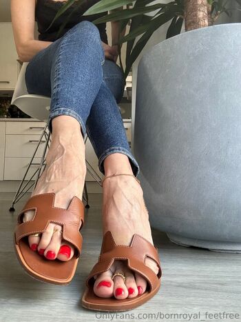 bornroyal_feetfree