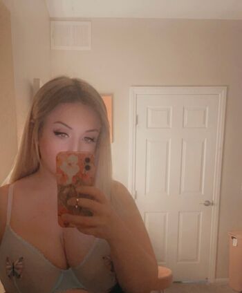 bustyblondegamer