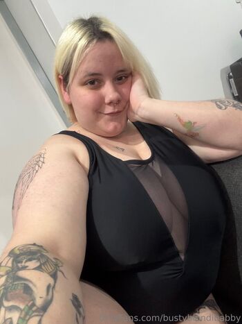 bustyblondibabby