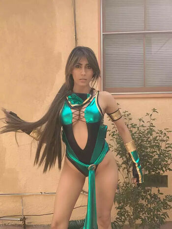 Cristina Vee