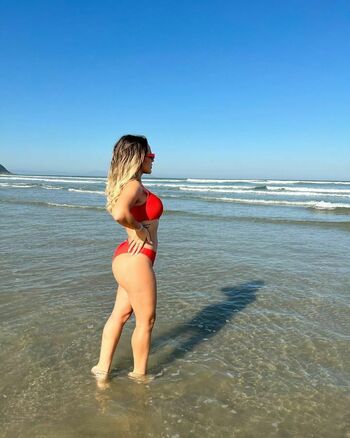 Deolane Bezerra