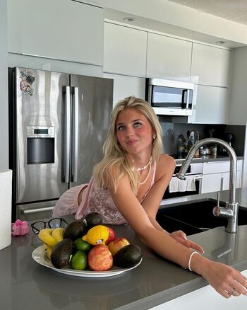 Elena Zoe