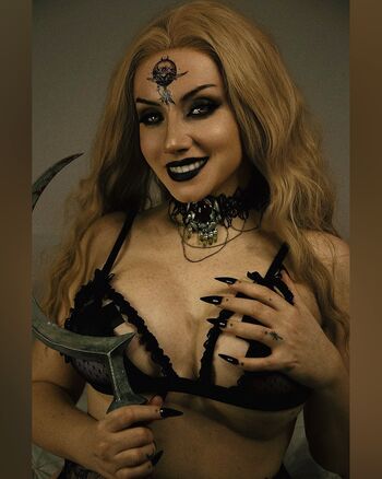 Ezy Summers Cosplay