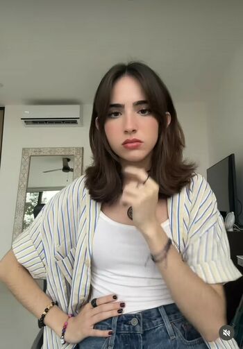 Gabriela Bee