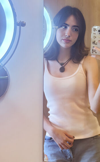 Gabriela Bee