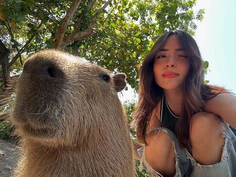 Gabriela Bee