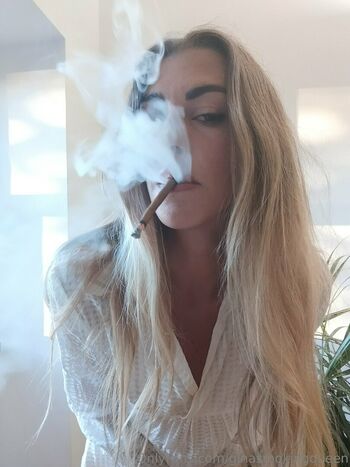 ginasmokingqueen
