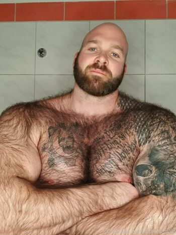 hairy_musclebear