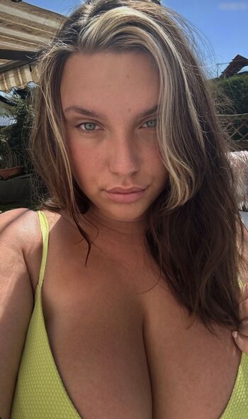 Lara.Marie.v__