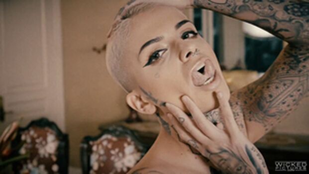 Leigh Raven