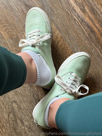 lilmissnaughtyfeet