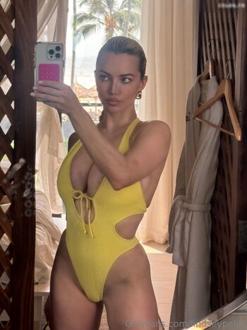 Lindsey Pelas