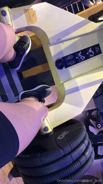lizzie_feet