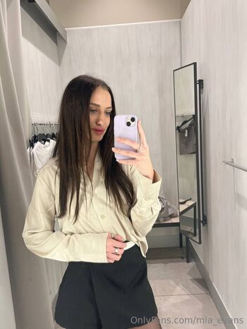 mia_evans