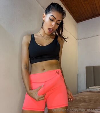 mia_moone