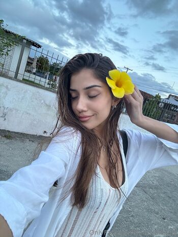 Mia Valencia
