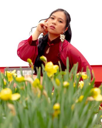 midsizeasianqueen