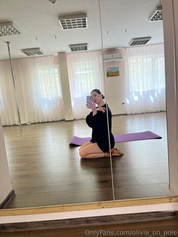 olivia_on_pole