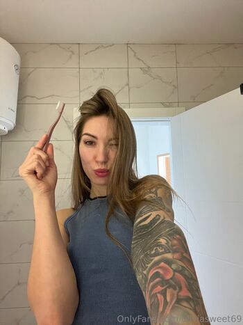 olivia_on_pole