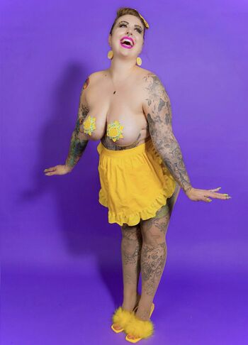 queenie_von_curves