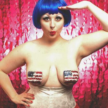 queenie_von_curves