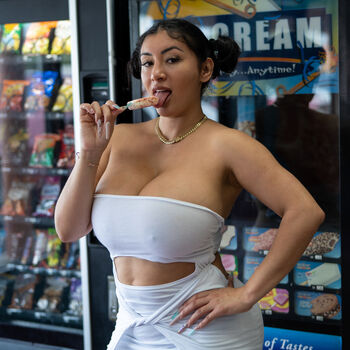 Selena Adams