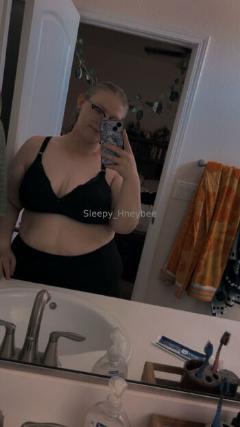 sleepy_hneybee