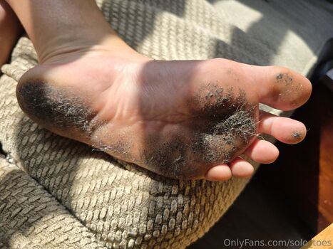 solo_toes