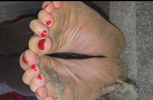 solo_toes