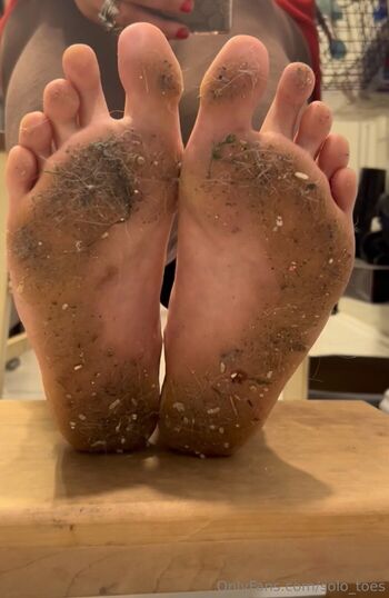 solo_toes