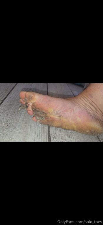 solo_toes