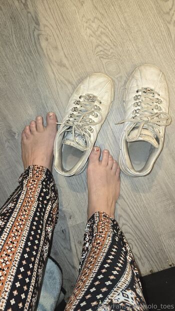 solo_toes