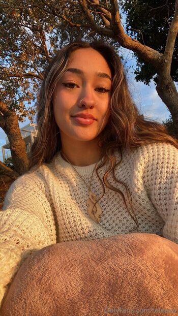 Teleaxostunning Aussie