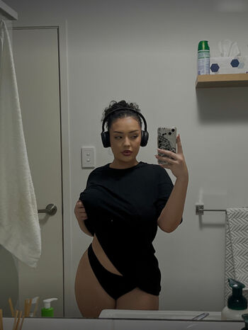 Tyla urgirltylaxx