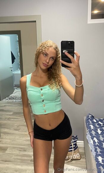 zoeycurly